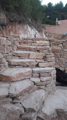 escalier en pierres pour mur d' enrochement paysager à Signes dansle var 